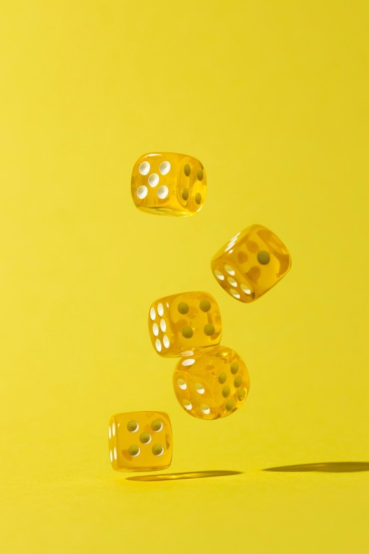 Suasana ruang hiburan kasino bergaya modern dengan meja dan mesin slot yang atraktif
